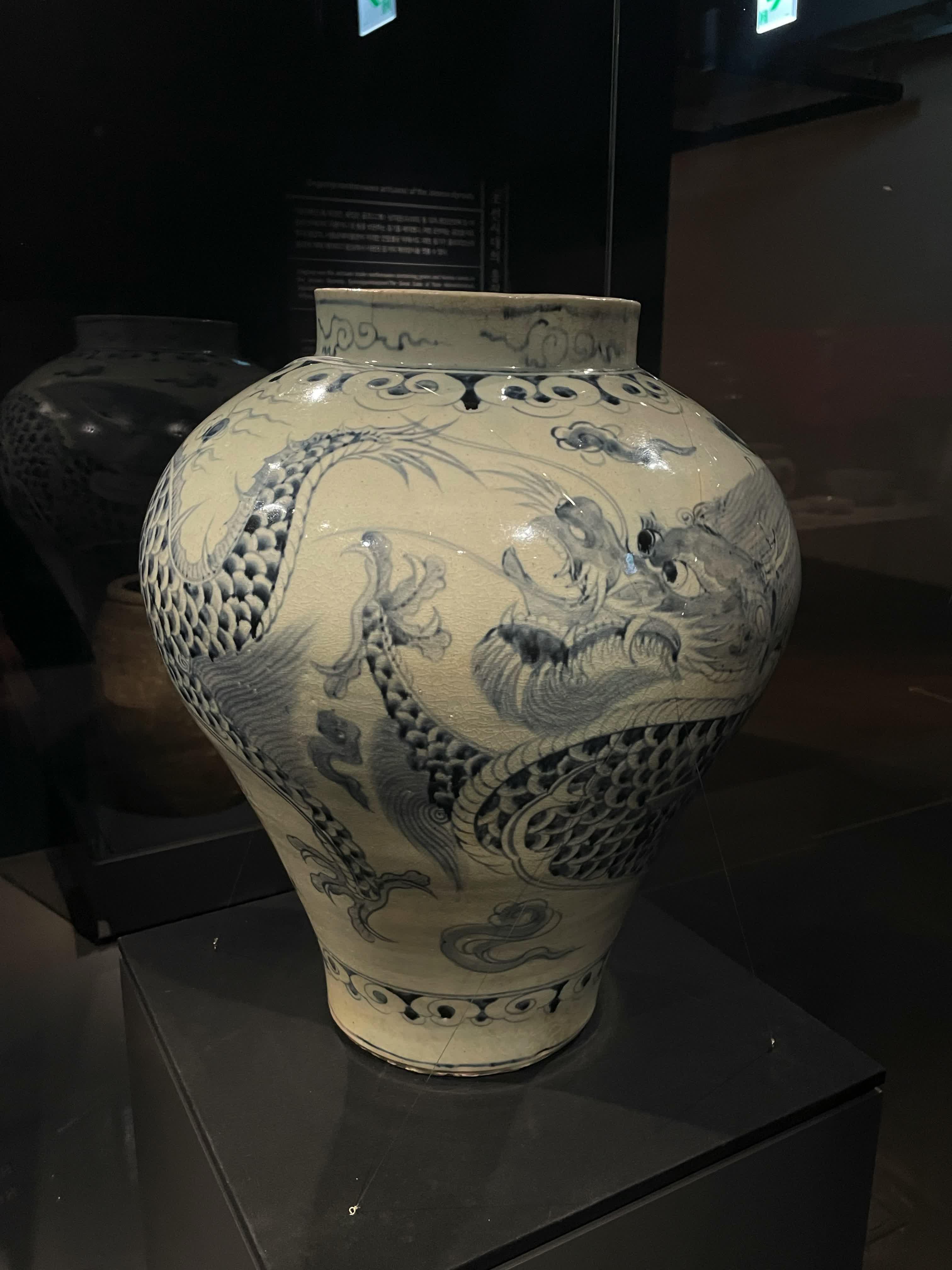 Jarrón de Porcelana Blanca con Decoración Azul de Dragón y Nubes