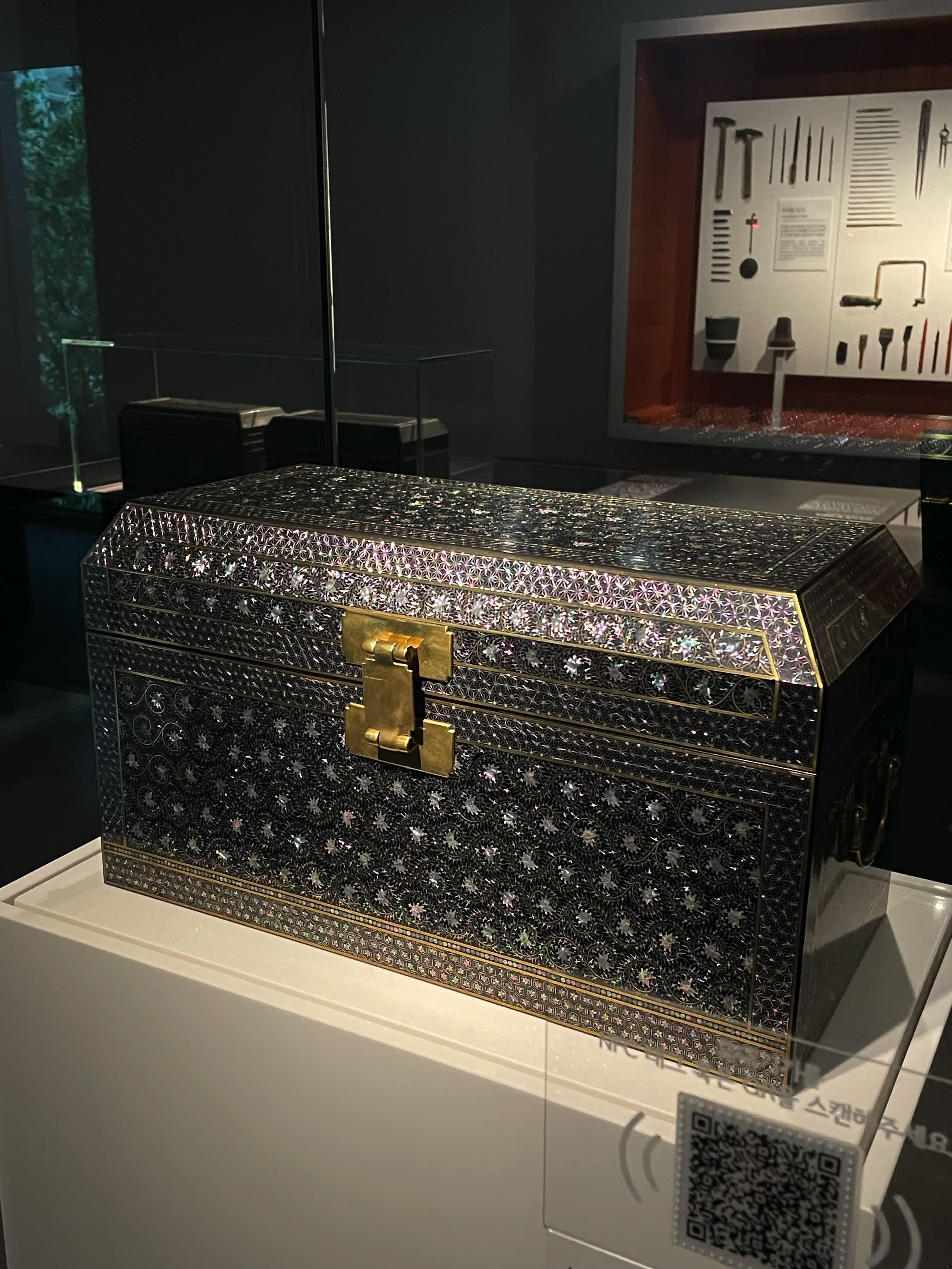 Caja de Sutras con diseño de peonías y enredaderas en nácar